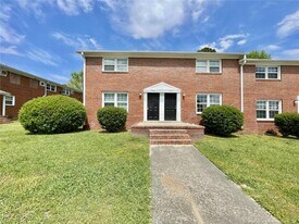 1942 King George Dr in Fayetteville, NC - Building Photo