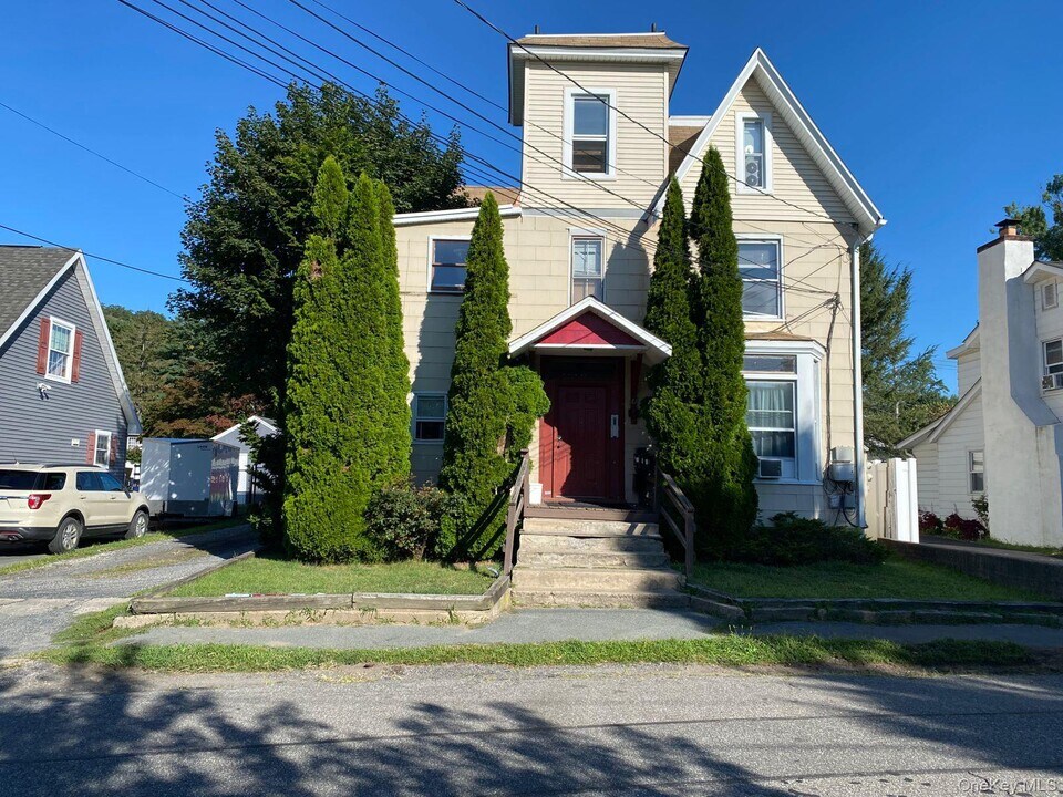 14 Glass St in Port Jervis, NY - Building Photo