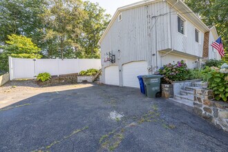 90 Village Ln in Bridgeport, CT - Building Photo - Building Photo