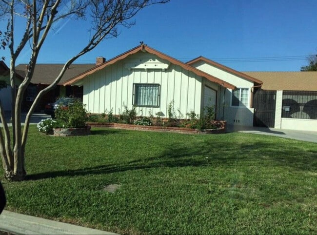 10063 Faywood St in Bellflower, CA - Foto de edificio - Building Photo