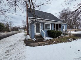 38 N Main St in Middleport, NY - Building Photo