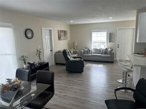 659 E 19th St in Hialeah, FL - Foto de edificio - Building Photo