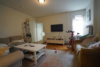 489 E Broadway, Unit 1 in Boston, MA - Building Photo - Building Photo