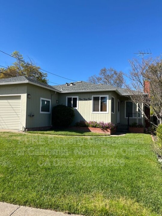 454 Pomolita Dr in Ukiah, CA - Building Photo