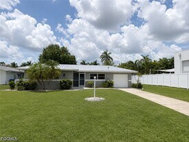 912 Dolphin Dr in Cape Coral, FL - Building Photo