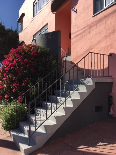 154 Frisbie St, Unit Frisbie Unit 2 in Oakland, CA - Building Photo - Building Photo