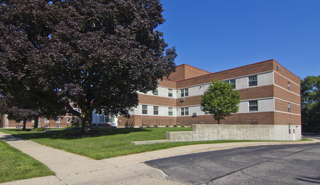 Village East in Beloit, WI - Foto de edificio - Building Photo