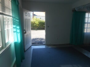 202 Burr Rd, Unit #2 in Commack, NY - Foto de edificio - Building Photo