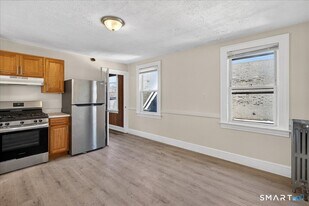 34 Bristol St in West Haven, CT - Building Photo