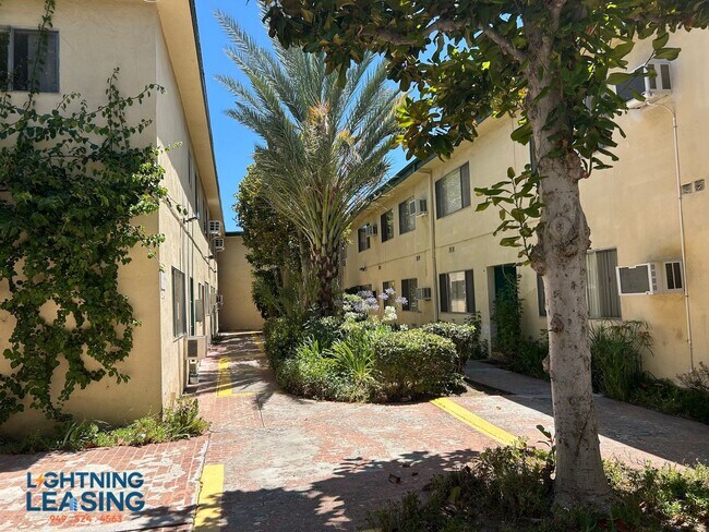 5130 Yarmouth Ave in Los Angeles, CA - Building Photo - Building Photo