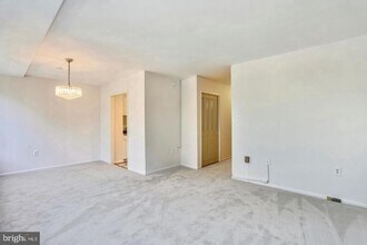 10401 Grosvenor Pl in Rockville, MD - Building Photo - Building Photo