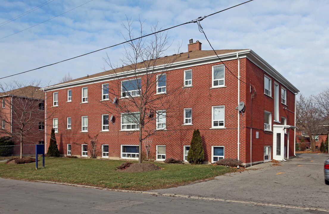 20 Avenue St in Oshawa, ON - Building Photo