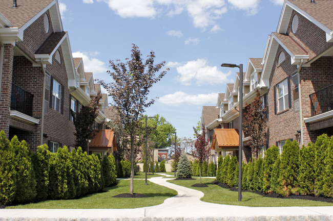 East Gate of Nutley in Nutley, NJ - Foto de edificio - Building Photo