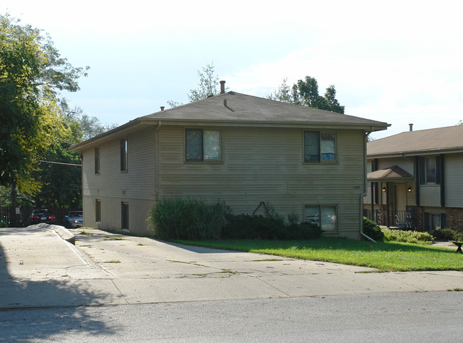 1325 S 32nd St in Omaha, NE - Foto de edificio - Building Photo