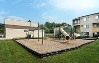 Village Green in Fridley, MN - Foto de edificio - Building Photo