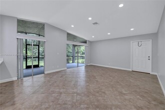 618 Woodgate Cir in Sunrise, FL - Building Photo - Building Photo
