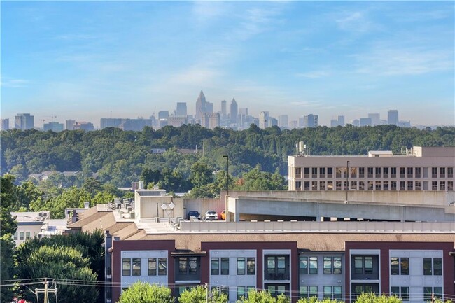 300 Johnson Ferry Rd in Atlanta, GA - Foto de edificio - Building Photo