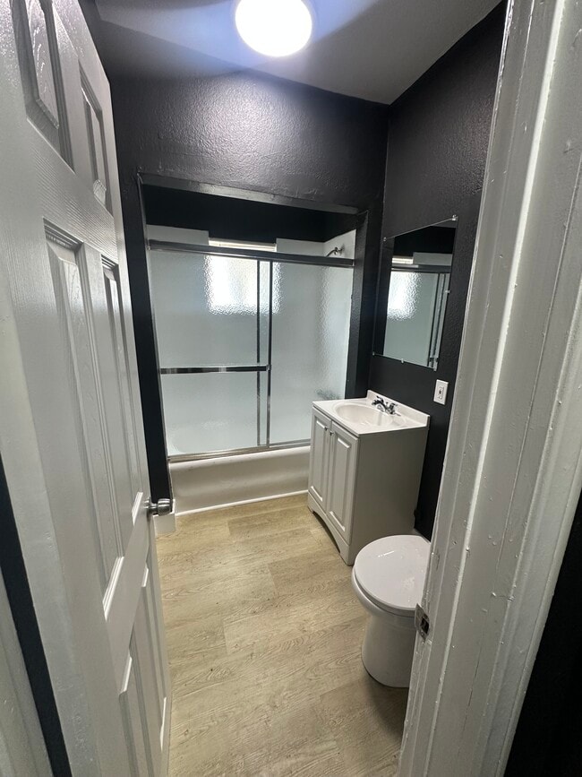 242 E 54th St in Los Angeles, CA - Building Photo - Building Photo