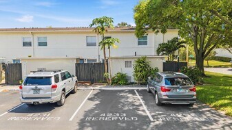 4233 La Sorrento Ct in Tampa, FL - Building Photo
