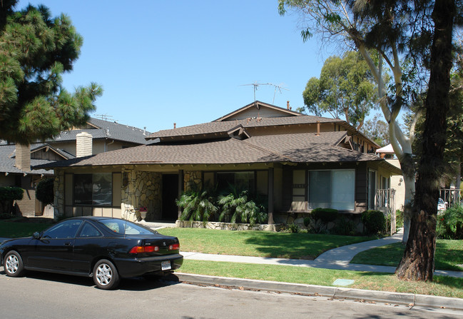 5541 Cross Dr in Huntington Beach, CA - Foto de edificio - Building Photo