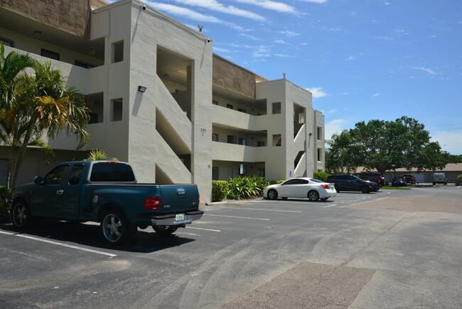 200 International Dr in Cape Canaveral, FL - Foto de edificio - Building Photo