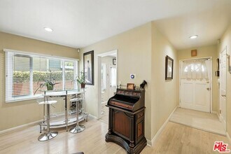 22101 Buenaventura St in Los Angeles, CA - Building Photo - Building Photo