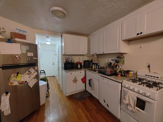 70 Revere St, Unit 2R in Boston, MA - Building Photo - Building Photo