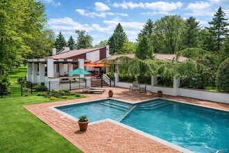 8 Plaka Ct in Glen Head, NY - Building Photo - Building Photo