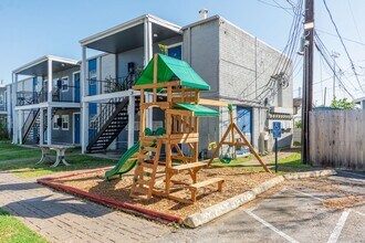 1800 N Wayside Dr in Houston, TX - Building Photo - Building Photo