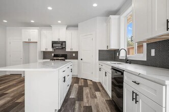 1164 W Ridge Dr in Klamath Falls, OR - Building Photo - Building Photo