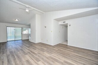 6915 Jeb Stuart Dr in Richmond, TX - Building Photo - Building Photo