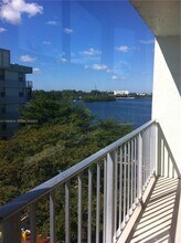 16558 NE 26th Ave in North Miami Beach, FL - Building Photo - Building Photo