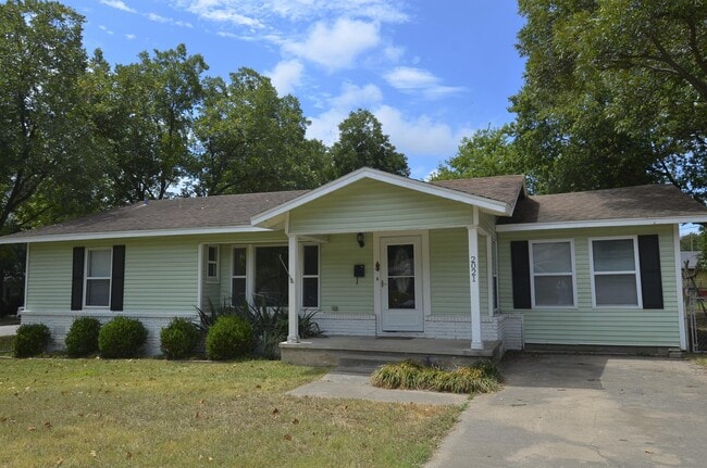 property at 2021 Travis St