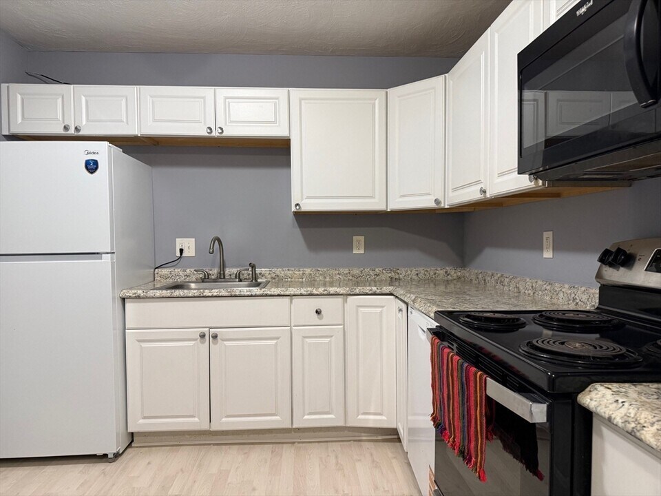 302 Boston Post Rd E in Marlborough, MA - Building Photo