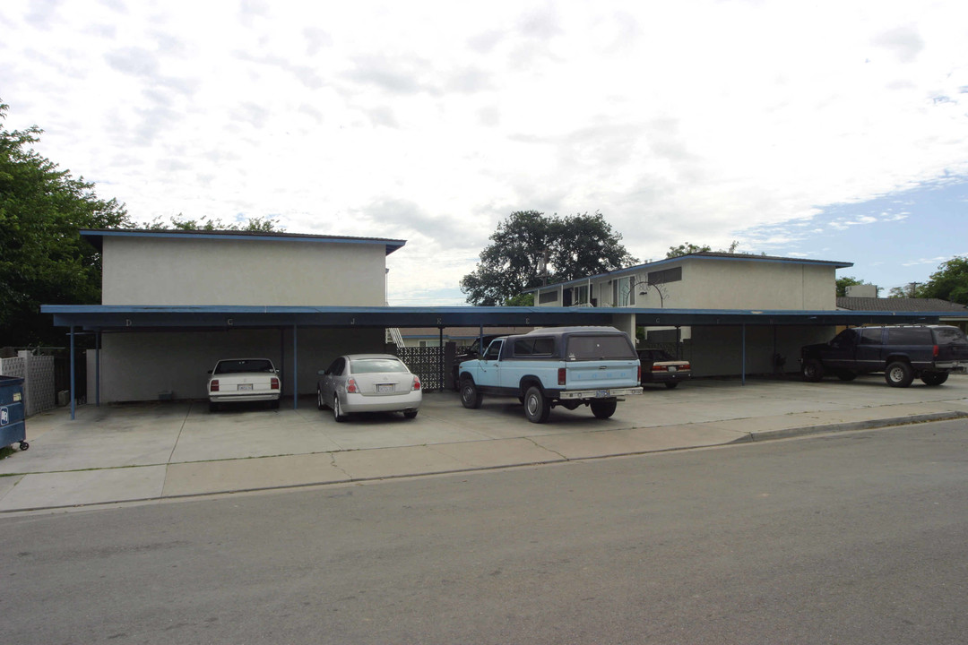 Jeffrey Arms in Los Banos, CA - Building Photo