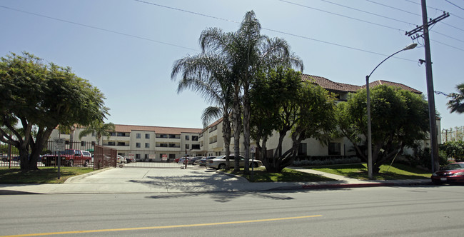 Oldtimers Centre in Chino, CA - Foto de edificio - Building Photo