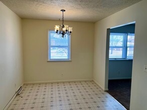 201 W Shelbourne Dr, Unit 2 in Normal, IL - Foto de edificio - Building Photo