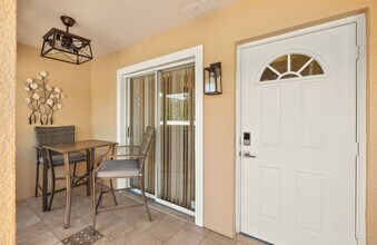 2202 Hidden Lake Dr, Unit Falling Waters in Naples, FL - Foto de edificio - Building Photo