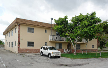 390 NW 41st St in Oakland Park, FL - Building Photo - Building Photo