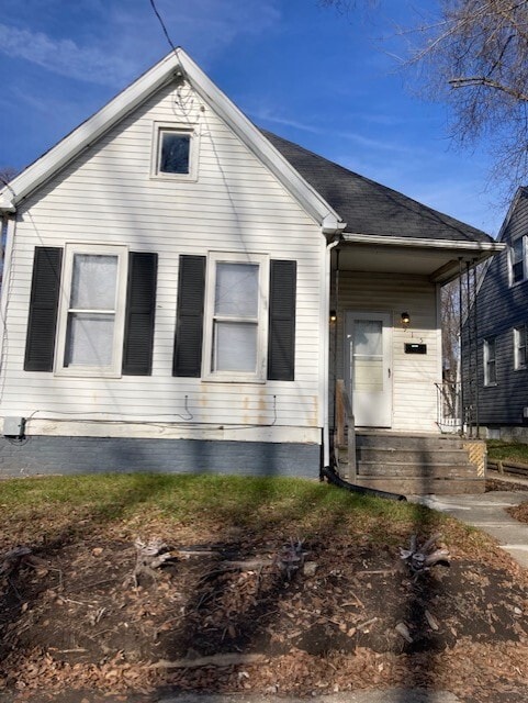 property at 915 W Macqueen Ave