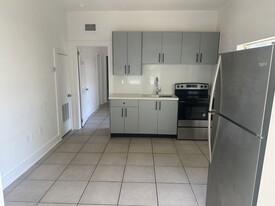 237 NW 30th St in Miami, FL - Building Photo