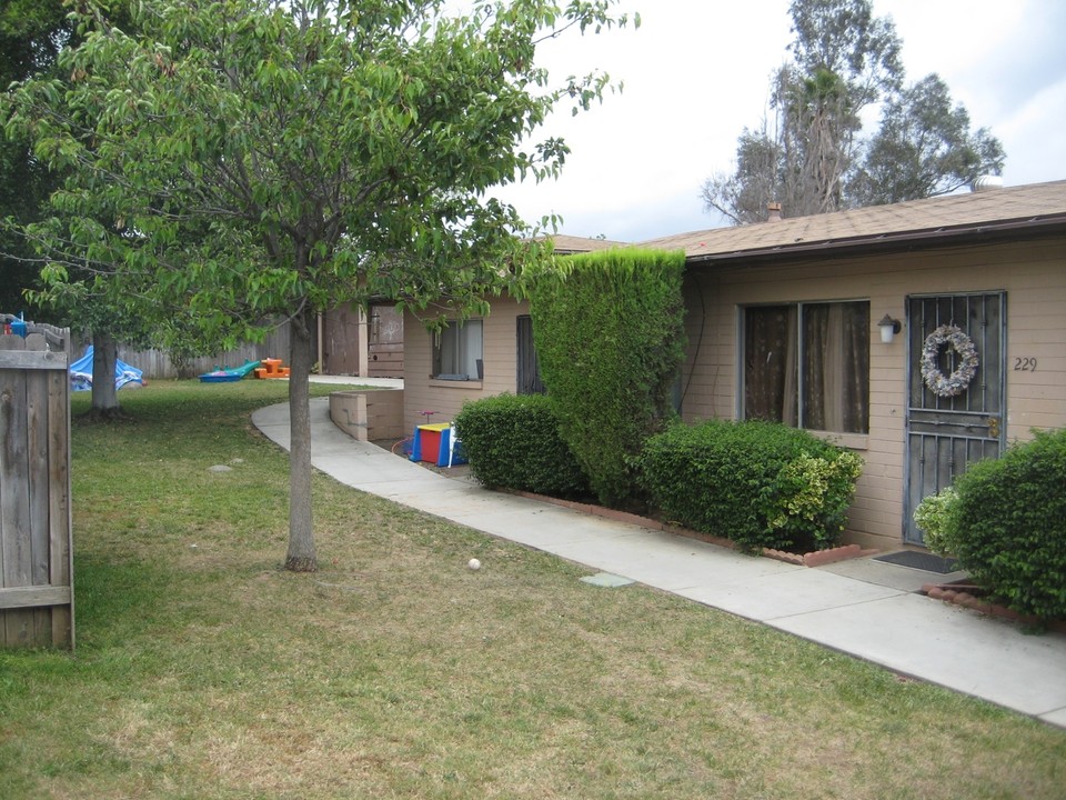 13th Ave Apartments in Escondido, CA - Foto de edificio