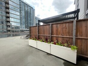 200 W Grand Ave in Chicago, IL - Building Photo - Building Photo