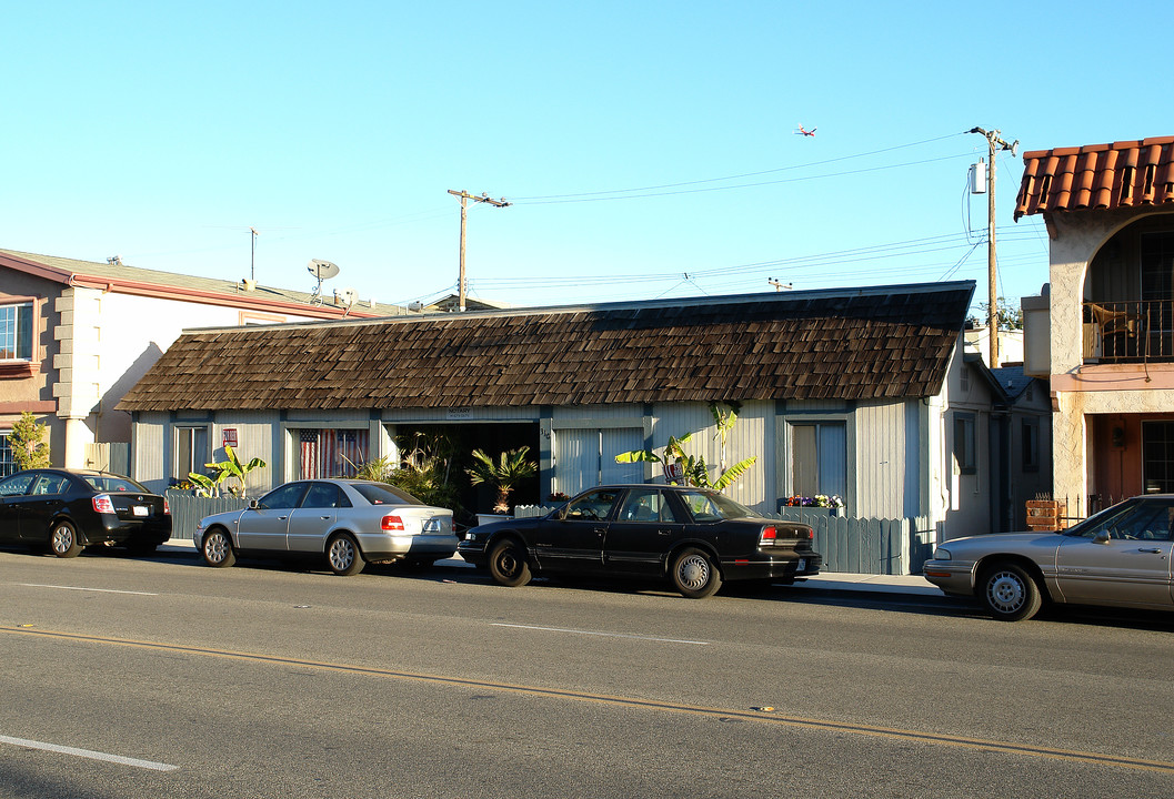 310 E Balboa Blvd in Newport Beach, CA - Foto de edificio