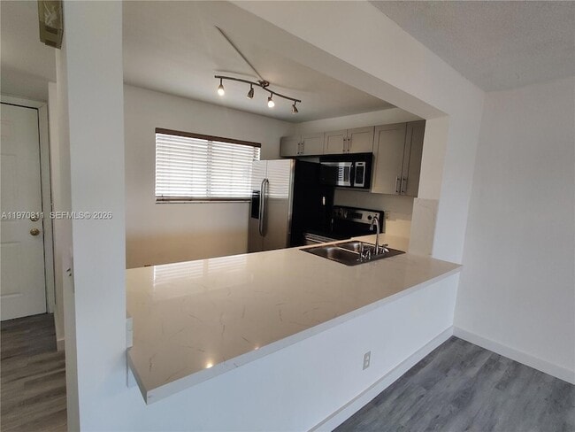 17000 NW 67th Ave, Unit 417 in Hialeah, FL - Building Photo - Building Photo