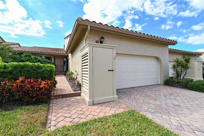 2369 Harbour Oaks Dr in Longboat Key, FL - Foto de edificio - Building Photo