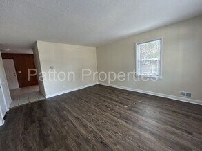 7034 Fairmont Rd in Columbia, SC - Foto de edificio - Building Photo