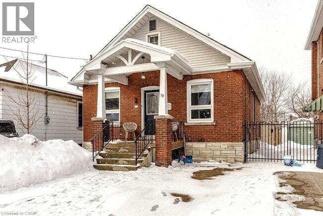 property at 19 Huxley Ave N