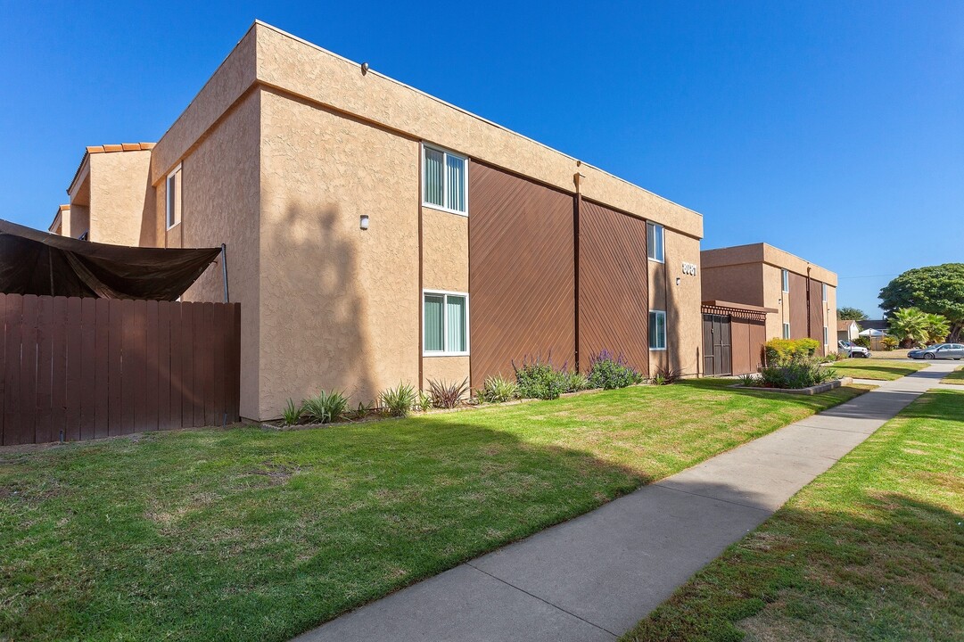 Oaktree Apartments in Buena Park, CA - Building Photo