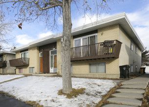 4826 Varsity Dr NW in Calgary, AB - Building Photo - Building Photo